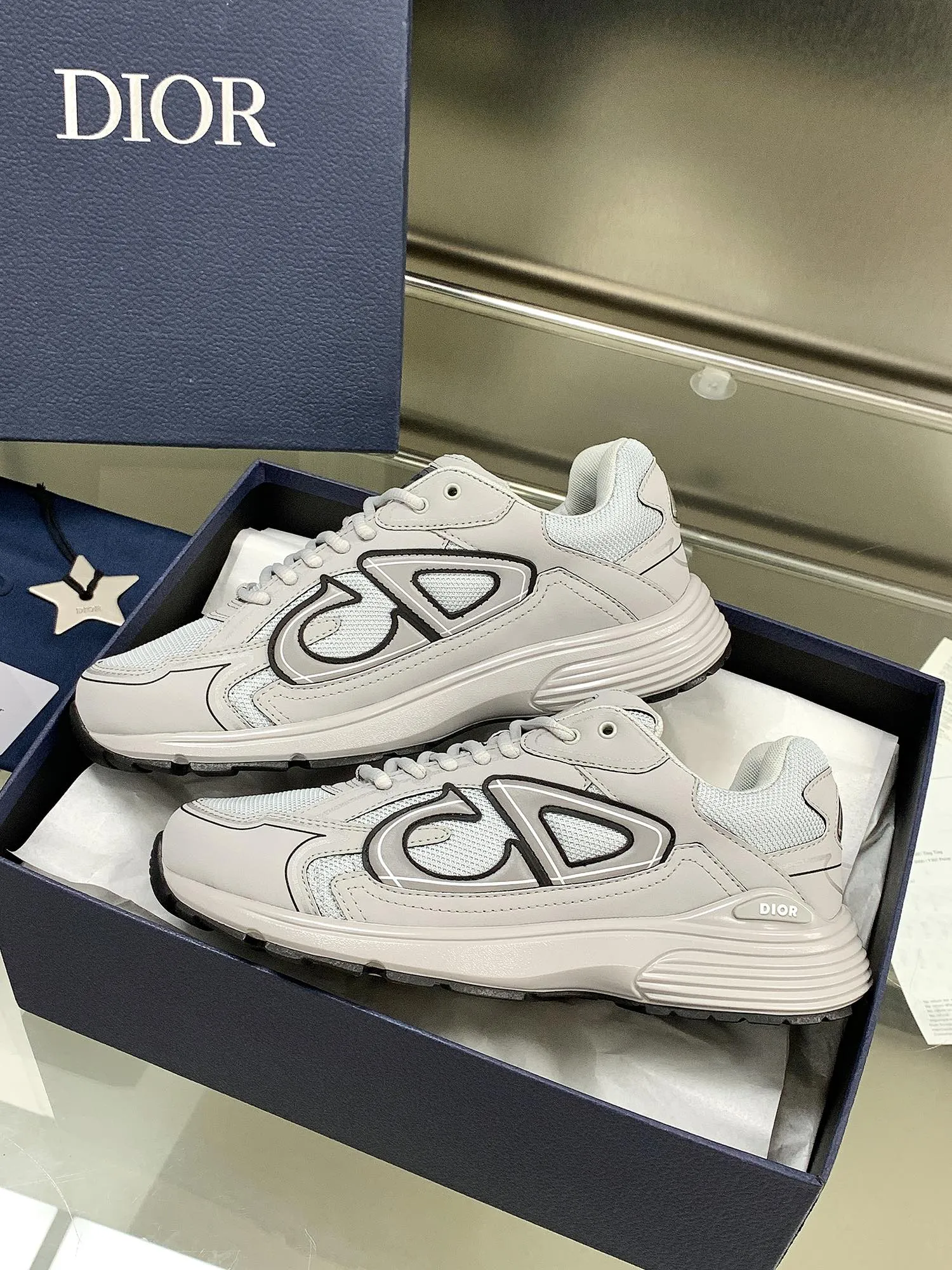 👟👟Ex-factory price 660👟👟 Newly upgraded Dior B30 series dad sneakers. New B30 sneakers. Dad Shoes style shoes that follow the trend of the retro market. The Dior logo on the tongue also indicates that this pair of shoes is the B30 model! B30 uses fine-textured leather and mesh cloth materials to form a shoe body. There are conspicuous letters CD on both sides of the shoe body to indicate identity. Many lines on the shoe body outline details to make the shoes look less monotonous and full of retro flavor. The delivery counter is exquisitely packaged🛍📦 ▪️Fabric: Original customized technical fabric + mesh ▪️Inner lining: Customized breathable lining ▪️Outsole: IP+TPU outsole ▪️Sole thickness: 3.5CM ▪️Size: Women’s size 35-40 / Men’s size 39-45